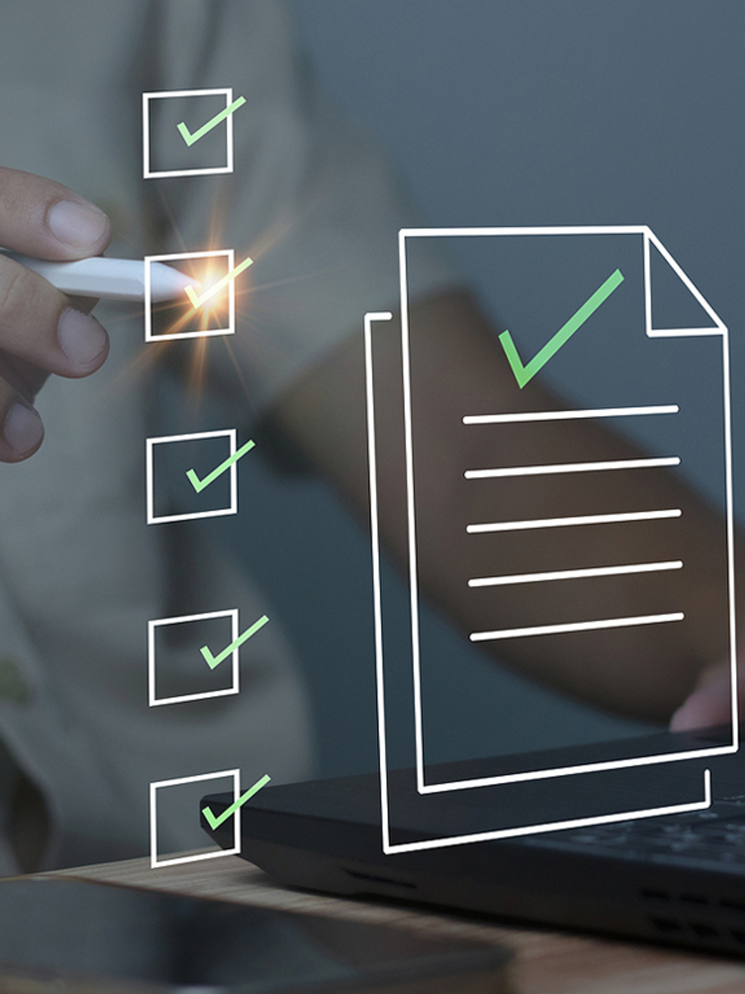 En man arbetar på en bärbar dator med en bockmarkering som kommer ut ur skärmen.