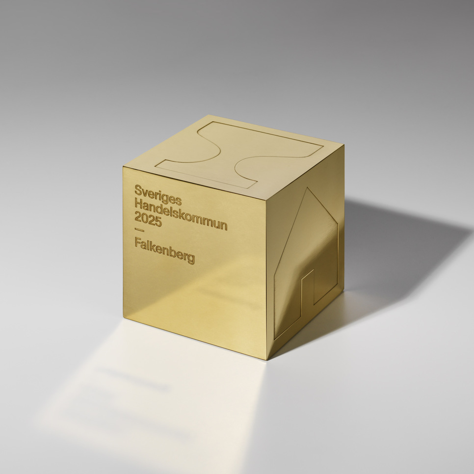 En gyllene låda med en logotyp på.