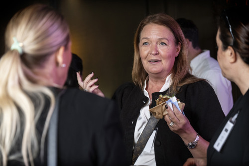 En grupp kvinnor som står bredvid varandra.