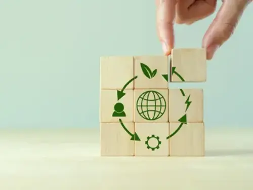 En träkloss med en bild av en jordglob och pilar.