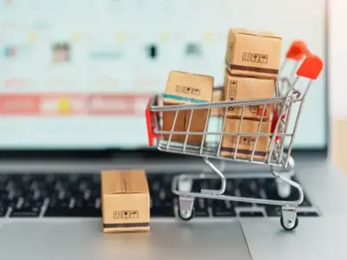 En kundvagn som sitter på en bärbar dator.