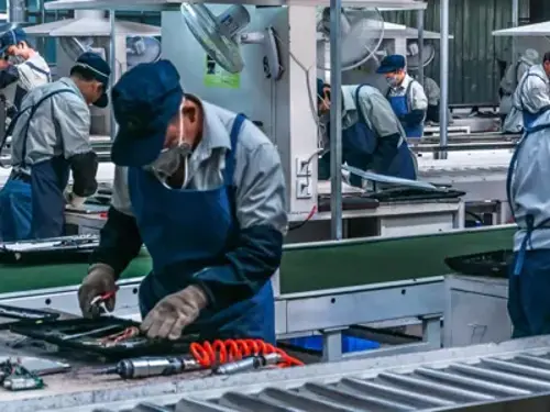 En grupp män som arbetar i en fabrik.