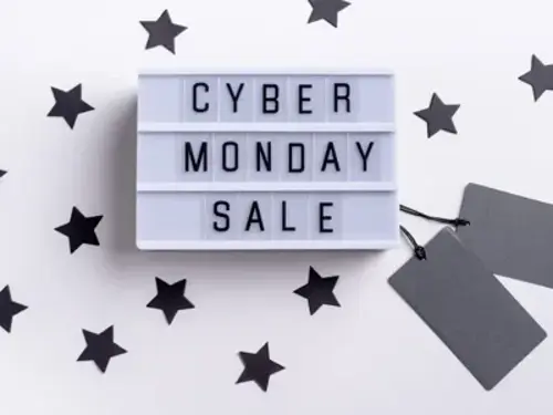 En ljuslåda med orden cyber monday sale skrivna på den.