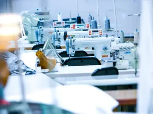 Ett rum fyllt med massor av symaskiner.