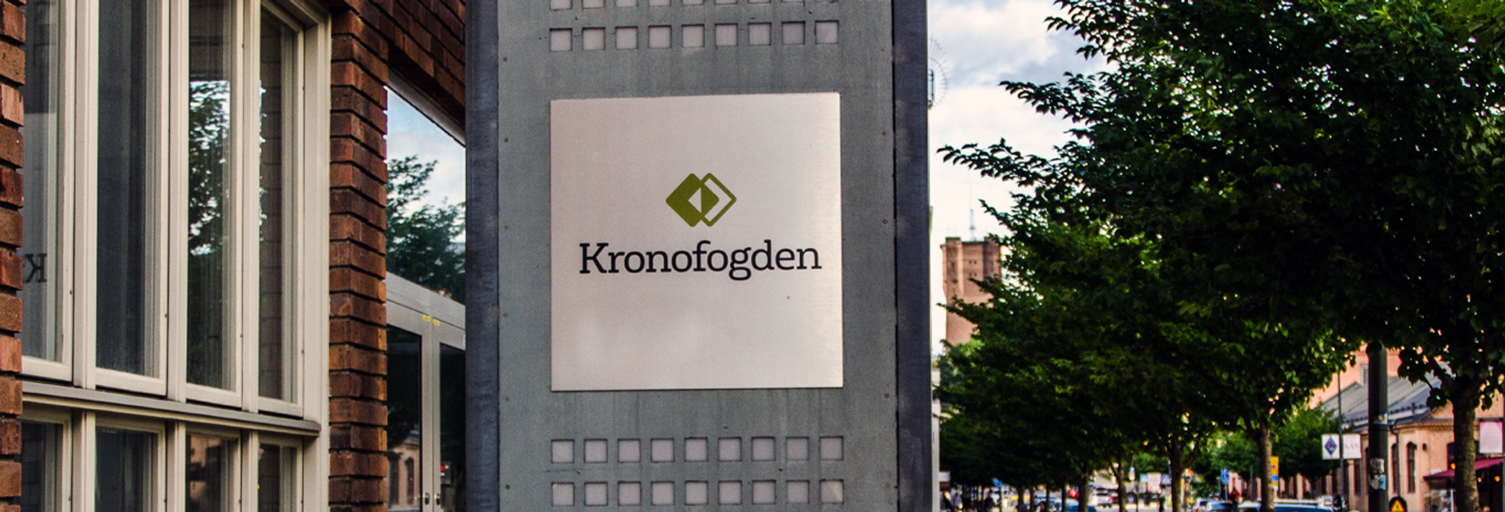 En skylt som sitter på sidan av en byggnad.