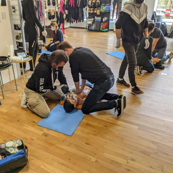 En grupp människor som sitter på ett trägolv.