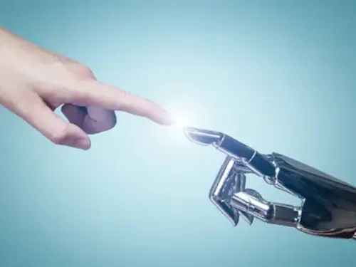 En hand som sträcker ut handen till en robothand.