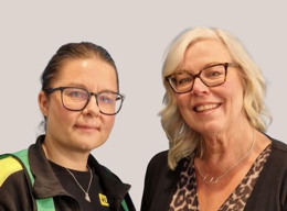 Några kvinnor som står bredvid varandra.