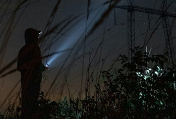 Förbereder inbrott genom att slå ut belysning