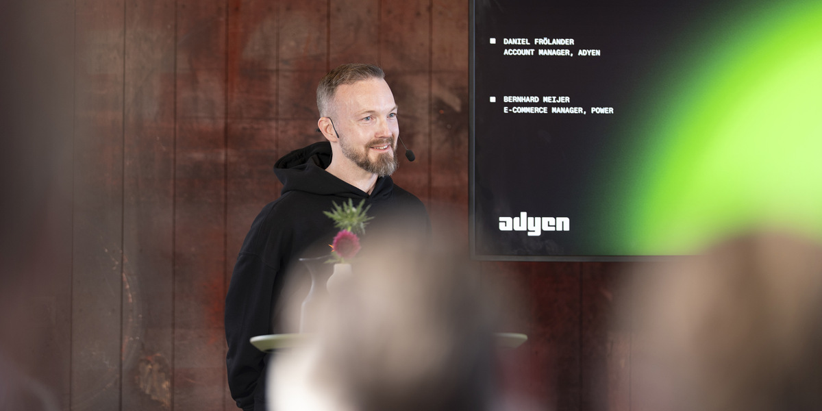 En man som st&aring;r framf&ouml;r en folkmassa.