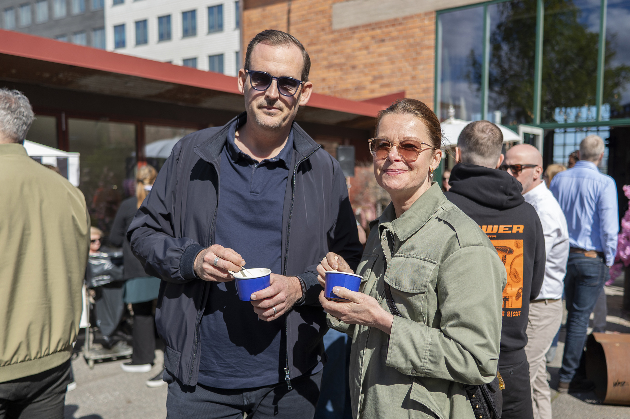 En man och en kvinna som st&aring;r bredvid varandra.