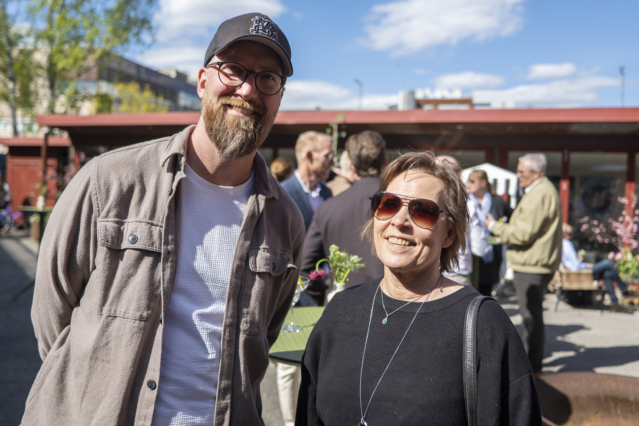 En man och en kvinna som st&aring;r bredvid varandra.