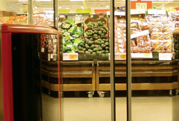 Stöldligor fyller påsar med varor och ställer vid entrégrindar