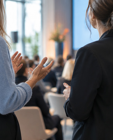 En grupp människor som står runt varandra.