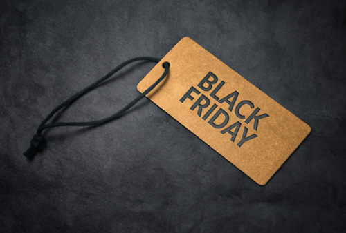 En black friday-tagg på en svart bakgrund.