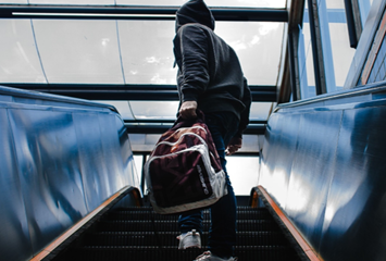 Gärningsman stjäl kläder i ryggsäck