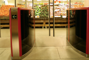 Stöldligor fyller påsar med varor och går ut via entrégrindar