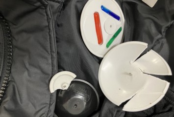 Små verktyg används för att plocka bort varularm