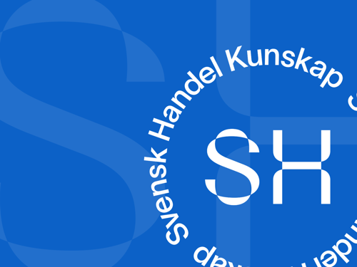 En blå bakgrund med vita bokstäver och en vit logotyp.