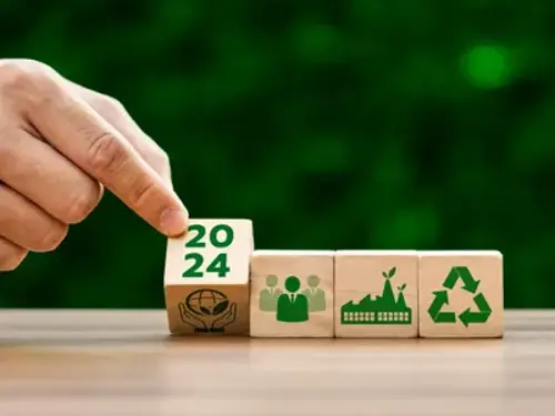 En person som placerar block på ett träbord.