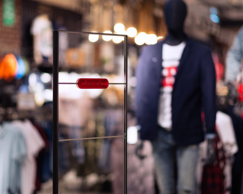 En skyltdocka som står i en butik.